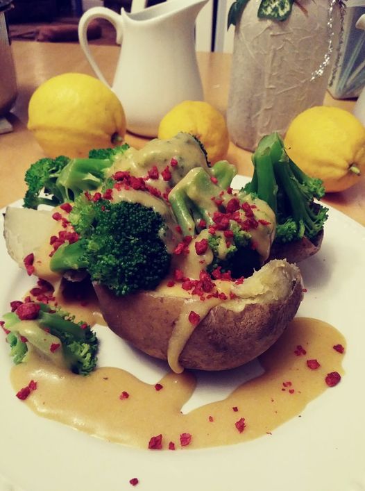 Potato stuffed with broccoli and cheese sauce