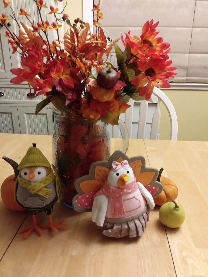 centerpiece with vase of Fall flowers and two Thanksgiving target birds